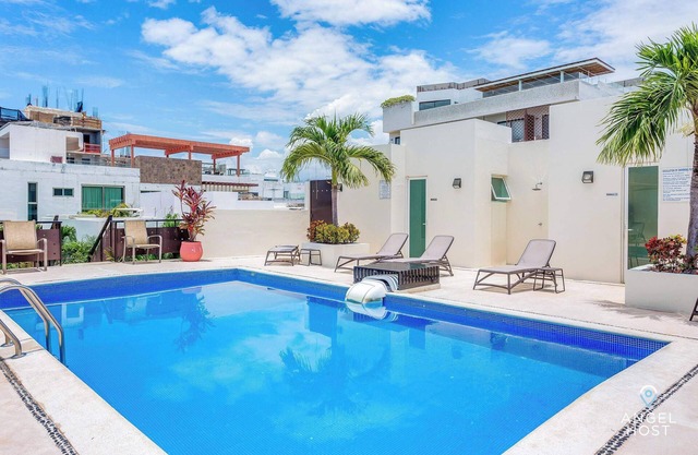Balcony Condo | Roof Pool | BBQ | Near Beach Clubs