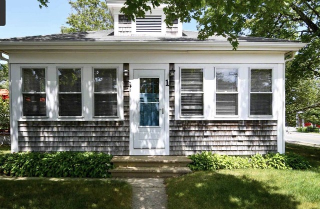 Family cottage in Oak Bluffs. Close to town