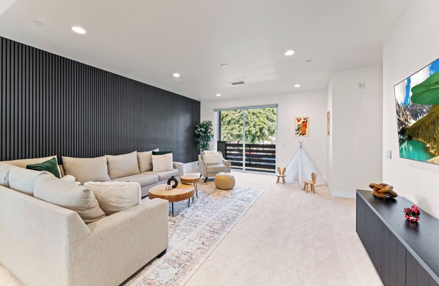 Family Disney Getaway - 4 bed 4 bath /w Pool - Sleeps up to 12!