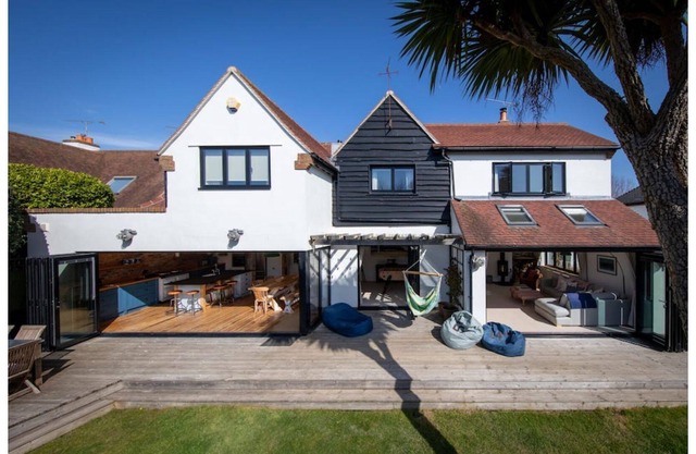 Family friendly beach house, large kitchen/dining room, enclosed garden, parking