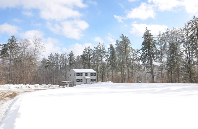 Family & dog friendly house w/ deck & game room. Minutes to town, Okemo & lakes