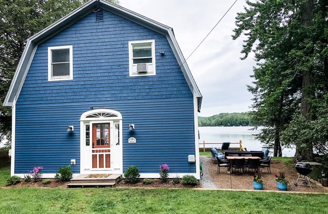 Waterfront Escape 15-min to Mt Sunapee | Dog-Friendly | Fire Pit