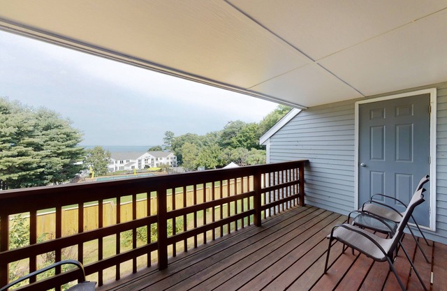 Family & Dog-Friendly Townhouse w/Back Porch, Views, Partial AC