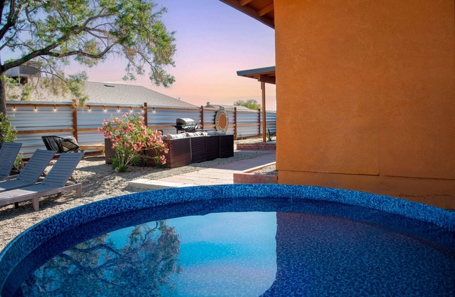 Family Escape: Fenced in Yard, Pool, AC, Hot Tub, 2 Fire Pits, Hammocks, Quiet