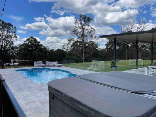 Family Farm Retreat Hot Tub Pool Fire Pit
