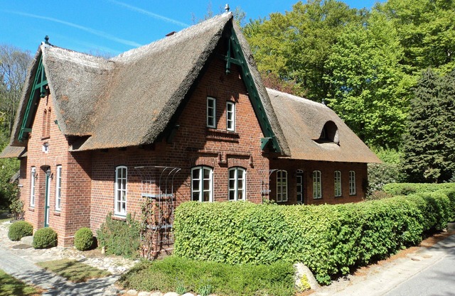 Appartement familial dans une maison au toit de chaume, près de la mer Baltique