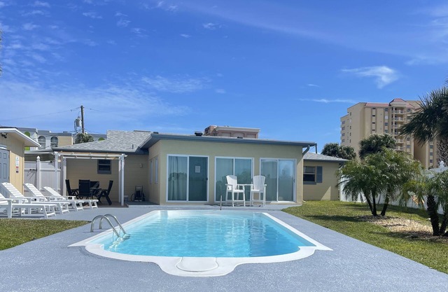 Conviviale et familiale! 3 chambres / 2 salles de bain rénovées avec vue sur l'océan et piscine chauffée