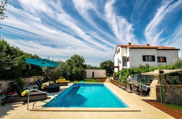 Familial, piscine privée, parking, grand jardin, barbecue,