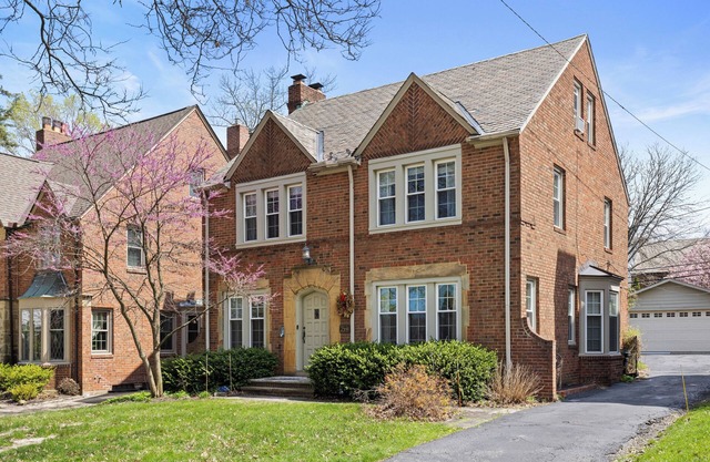 Family Friendly Home, Sleeps 12, 10 min to Cleveland Clinic. Space for Many!