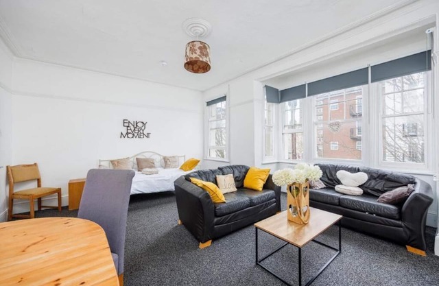 Charming & Airy 2BR w/ Netflix City Centre Nr High St by Everhome Ltd