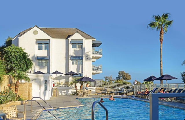 Condo spacieux et convivial près de la plage avec piscine et Wi-Fi disponible
