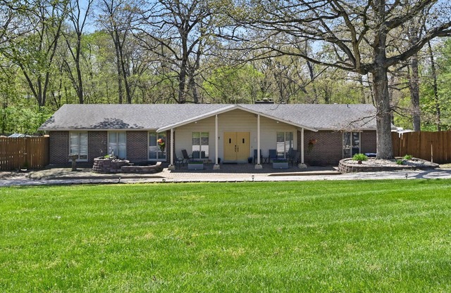 Family Friendly Lake Front retreat with Lake Front Beach and Dock.