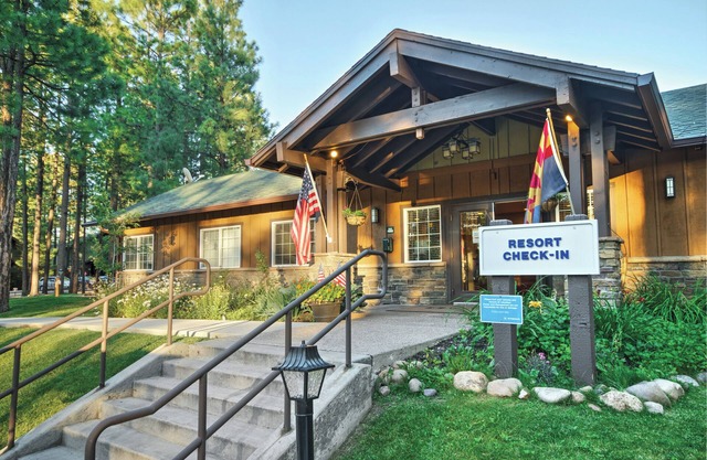 Family Friendly Condo w/ Full Kitchen, Fireplace, Resort Pool & Hot Tubs