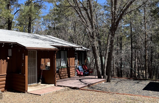 Family-friendly cabin overlooking Billy Creek and the Moonridge Trail.