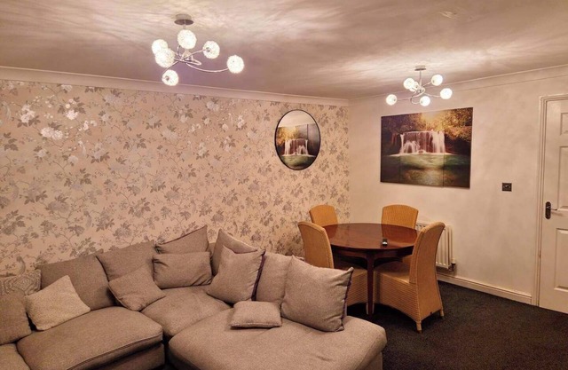Family-Friendly 3BR - Parking, London Access