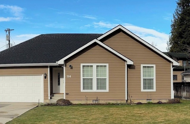 Family friendly 3-bedroom house in charming Deer Park with AC, WiFi and more.