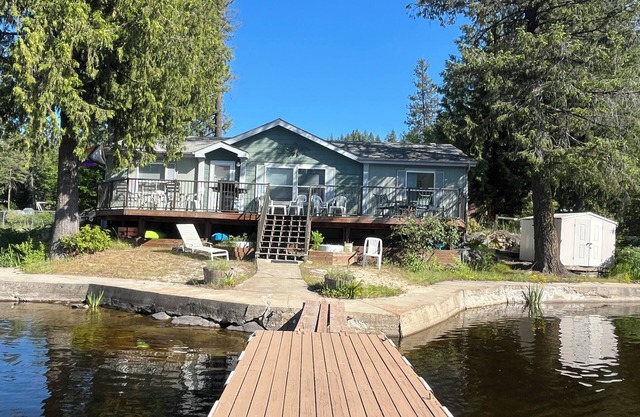 Family friendly 3-bedroom lake front cabin in Newport with a private dock