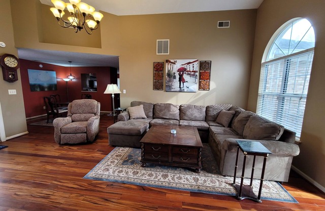 Family Friendly 3 BR w/ King Bed and Jacuzzi tub