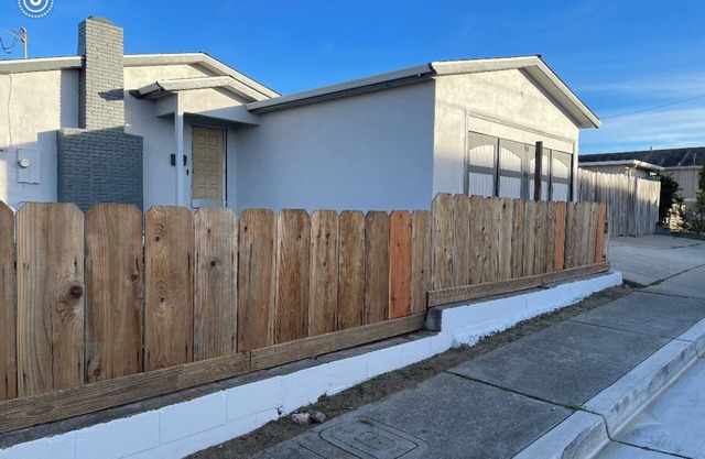 Family friendly 3-bedroom Seaside house with WiFi, 24 hour security, dishwasher