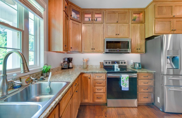 Family-Friendly Abbeville Home w/ Fire Pit & Games