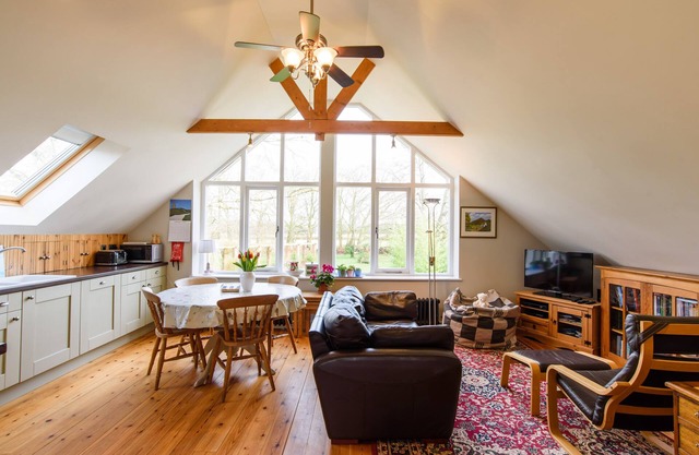 Hébergement familial avec vue sur le ruisseau et le beau jardin