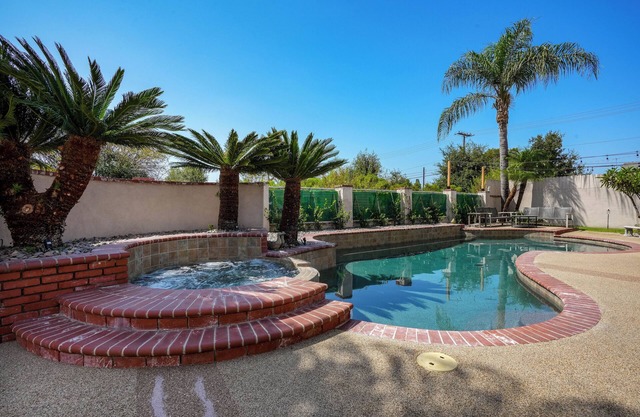 Family Friendly Beautiful Decorated Pool Home