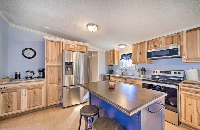 Family-Friendly Bernice Home: 2 Mi to Lake & Park!