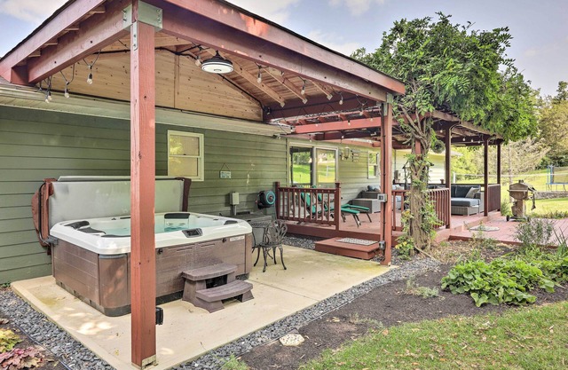 Family-Friendly Brookville Home w/ Hot Tub!