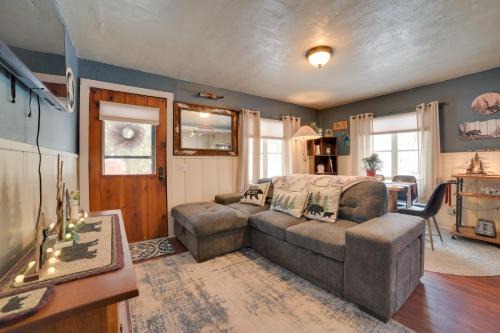 Family-Friendly Cabin Walk to Lake Access!