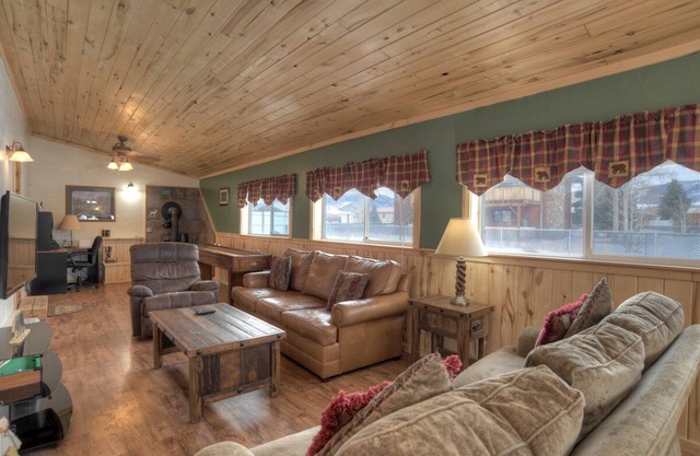 Family Friendly Cabin - Near Downtown Creede - Shuffleboard