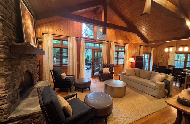 Family friendly Cashiers, NC home on golf course with club amenities, fast WiFi
