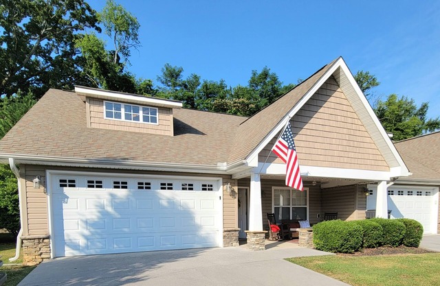 Family friendly cottage 5 minutes from the Parkway!