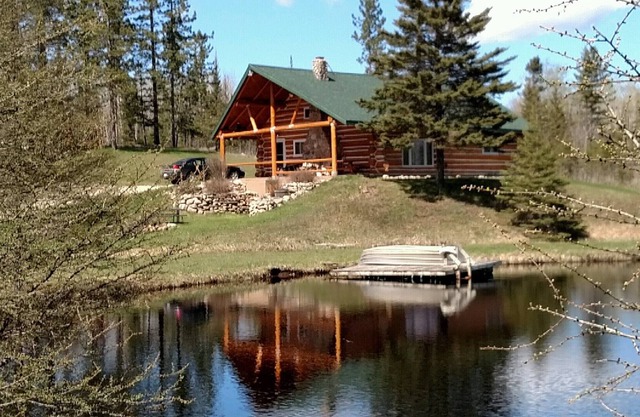 Log Lodge confortable et familial et étang. LOUER POUR LA SAISON DE FUSILS DE CERF CE NOV!.