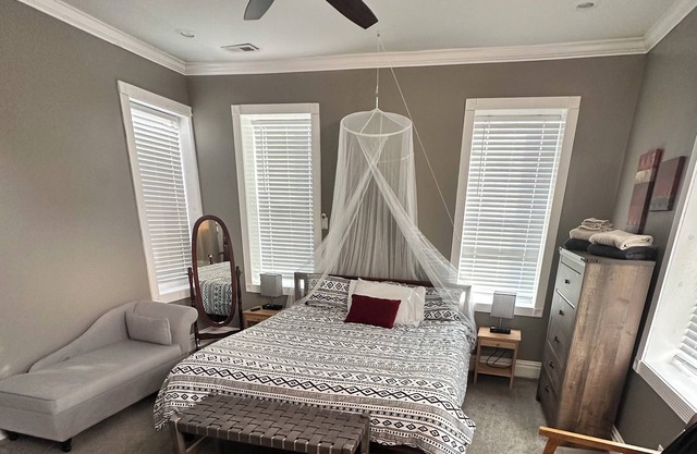 NEW Family Perfect 3 Bdm House Yard, Game Room, Crib, King Bed & Chef Kitchen