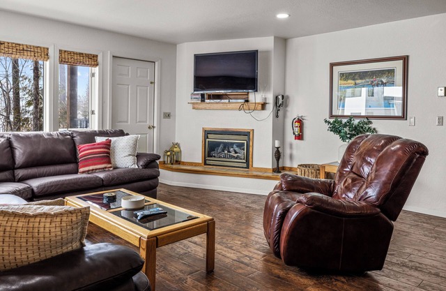 Beau condo de 2 chambres et 2 salles de bain avec planchers de bois franc