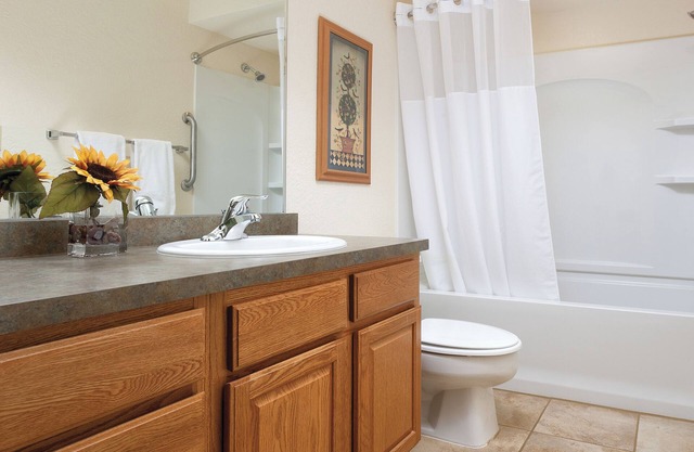 Family-Friendly Condo w/ Fireplace, Resort Pool, Full Kitchen & Near State Park