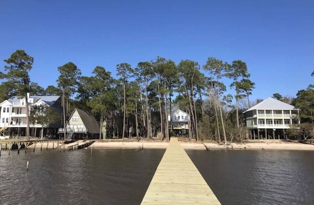 Family Friendly Cottage With Pier and Beach on Mobile Bay