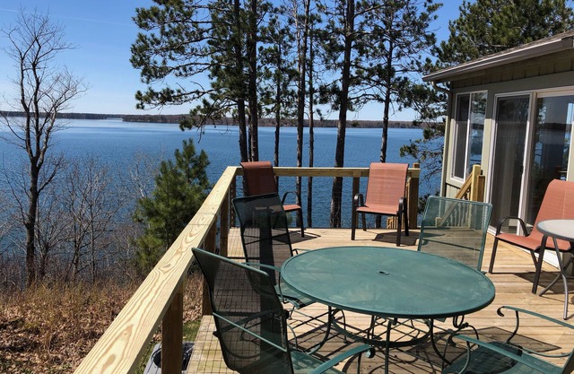 Family Friendly Cottage w / vues spectaculaires sur le lac Round-Hayward, WI