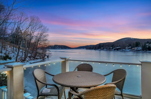 Family Friendly/Direct Waterfront/Chefs indoor & outdoor kitchen/3 fireplaces