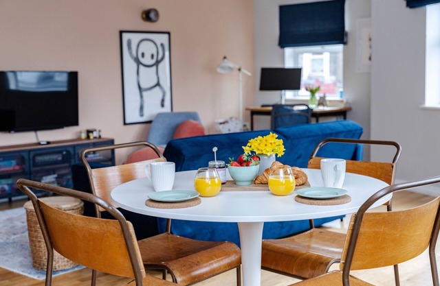 Modern apartment near Old Town with parking
