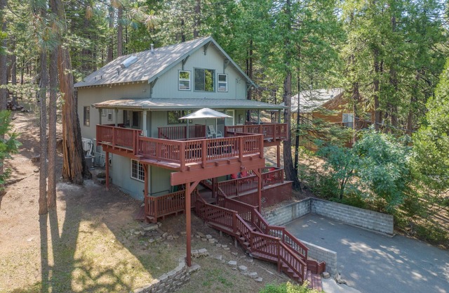 tri-level cabin in the woods with beds for up to 20-Guests pets ok