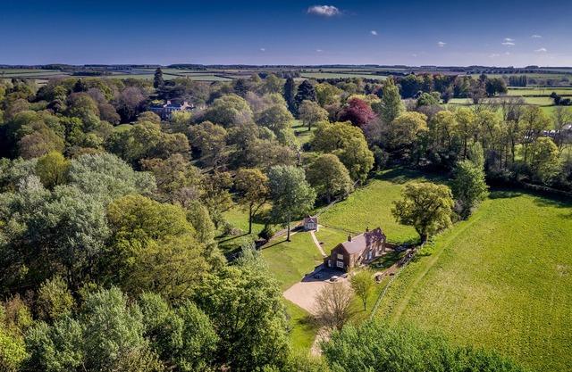 Family Friendly House, large 2 Acres,Sleeps 8,Near Sandringham & Coastal Beaches