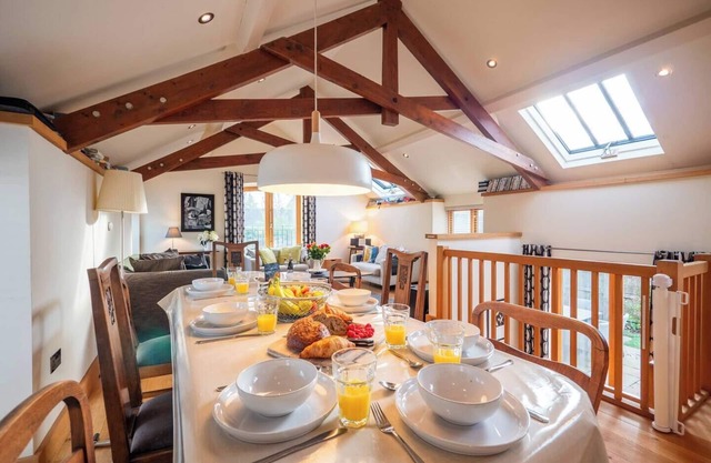 Stylish Barn Conversion Near Beach & Dartmouth