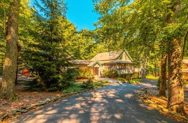 Family friendly home away from home. Indoor hot tub. Fire pit. Game room.