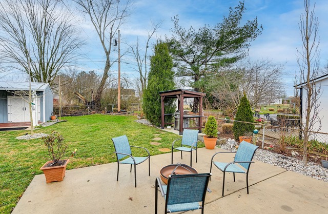 Family-Friendly Home w/ Yard: 27 Mi to Nashville!