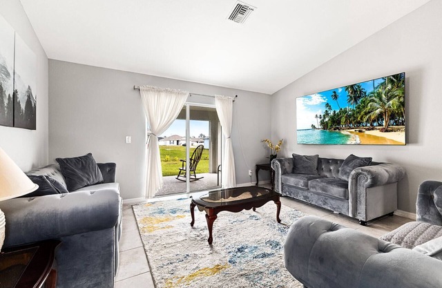 Family Friendly Home/BRAND NEW House/ Central Location/kitchen essentials/Lanai
