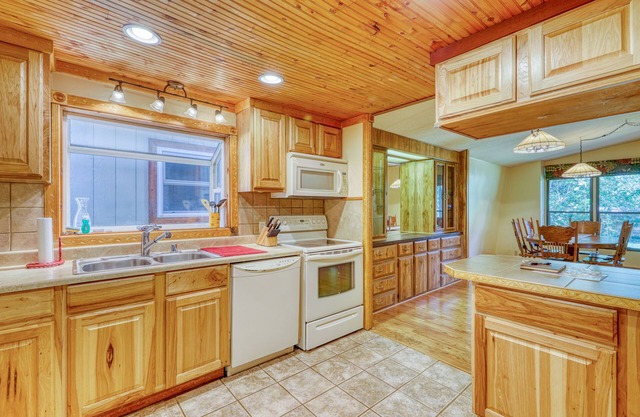 Nouvelle Liste! Accueil Familial w / Cuisine Complète, Wifi Gratuit, Foyer et Creek!