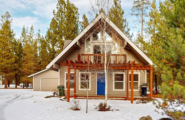Family-friendly home with WiFi, BBQ grill, washer/dryer, golf nearby