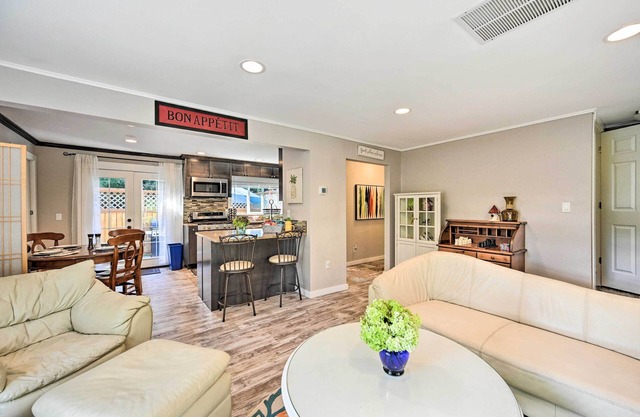 Family-Friendly Kirkland Home ~ 1 Mi to Downtown