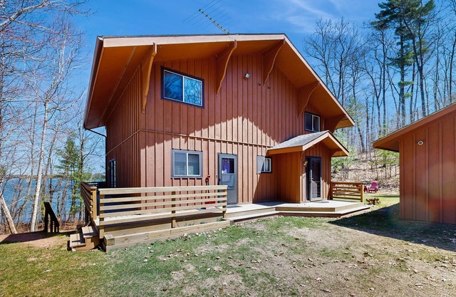 NOUVELLE LISTE! Maison au bord du lac avec quai, pédalo, foyer - familial!